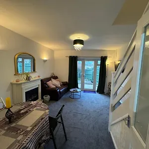 Holiday home Comfortable Away From Home, Spacious 2 Bedroom Town House,self Catering, Free Parking, Walking Distance To Town Centre, Cheltenham